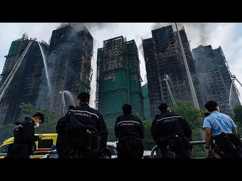A Hong Kong, almeno 44 morti e centinaia di dispersi nell’incendio di un complesso residenziale