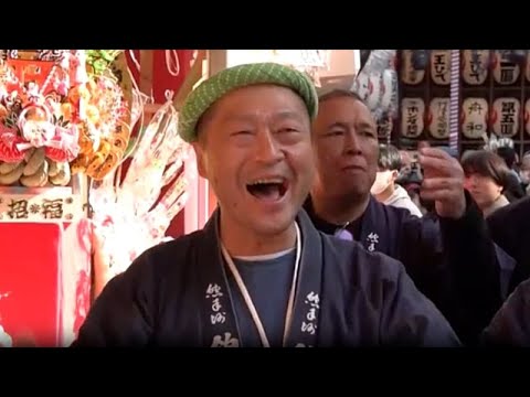 A Tokyo il plurisecolare festival Tori-no-ichi attira visitatori al santuario Ootori