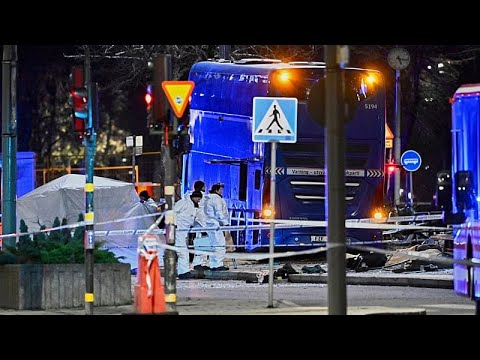 Autobus si schianta contro una pensilina a Stoccolma: almeno tre i morti