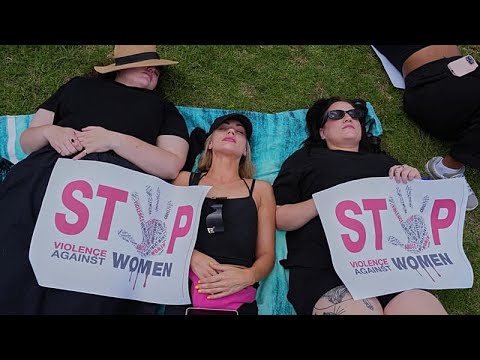 Donne sudafricane in un’imponente manifestazione contro il femminicidio