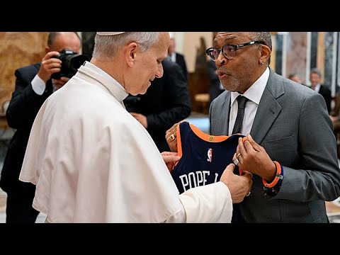 Il Papa incontra il mondo del cinema: “Mettere in movimento la speranza”, maglia Nba da Spike Lee
