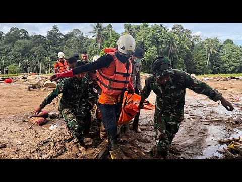In Indonesia, riprese aeree mostrano la devastazione lasciata da alluvioni e frane: oltre 400 morti