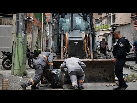 La polizia brasiliana smantella le barricate dei narcotrafficanti nelle favelas di Rio de Janeiro