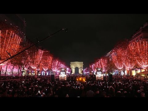 Léa Seydoux accende le luci di Natale sugli Champs-Élysées, Parigi apre la stagione festiva