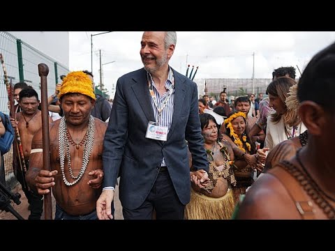 Manifestanti indigeni bloccano l’accesso alla COP30, chiedono di partecipare ai negoziati sul clima