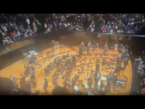 Manifestanti interrompono il concerto della Filarmonica d’Israele a Parigi con fumogeni e sirene
