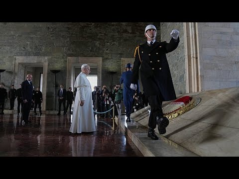 Papa Leone XIV rende omaggio ad Atatürk in Turchia, alla sua prima visita all’estero
