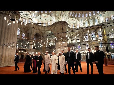 Papa Leone XIV visita la Moschea Blu di Istanbul per una breve preghiera
