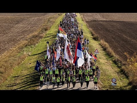 Serbia, decine di migliaia di studenti in piazza a Novi Sad contro Vučić nel giorno della tragedia