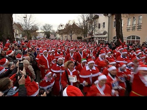 Centinaia di Babbi Natale corrono per Michendorf, in Germania, nella corsa di Natale annuale