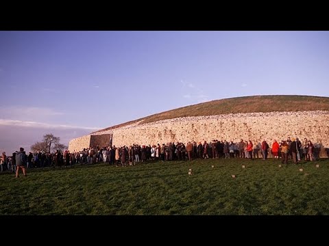 Solstizio d’inverno a Newgrange, in Irlanda, attira 2.000 visitatori