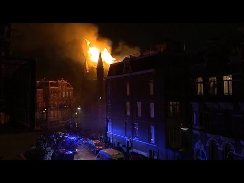 Caos a Capodanno nei Paesi Bassi: due morti, chiesa in fiamme e attacchi alla polizia