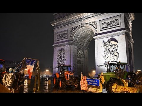 Francia, agricoltori contro l’accordo Mercosur: un centinaio di trattori a Parigi