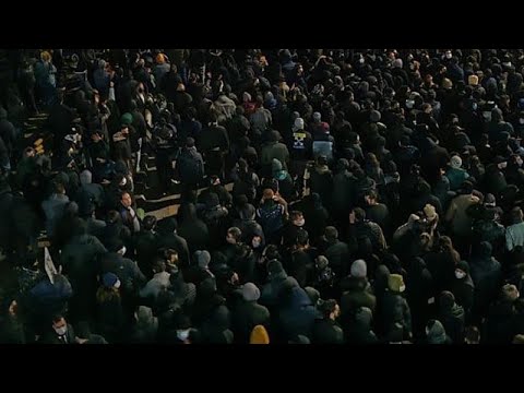 Grande manifestazione a Teheran, Trump avverte l’Iran: “Colpiremo duramente se uccidono persone”