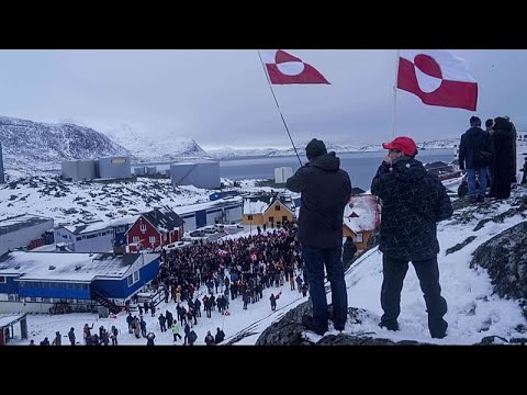 In migliaia marciano in Groenlandia contro le minacce di Donald Trump