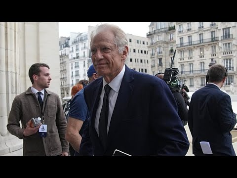 Iran, l’ex premier francese de Villepin invita a non intervenire “per non peggiorare le cose”