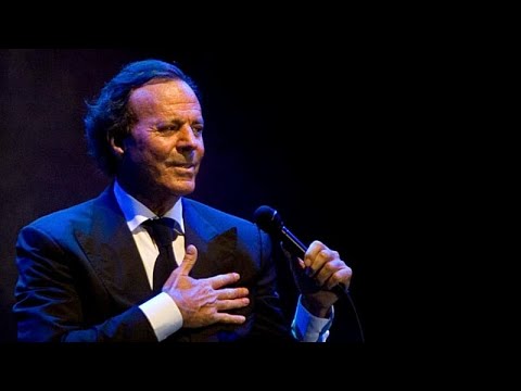 Julio Iglesias respinge accuse di molestie sessuali: “Assolutamente false, provo grande tristezza”