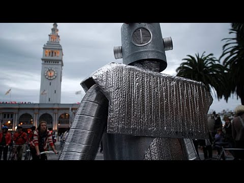 Robot sfilano per le strade di Davos