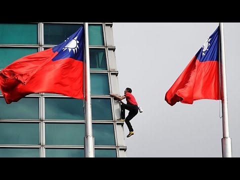 Taiwan: Alex Honnold ha scalato il grattacielo Taipei 101 di 508 metri senza corda di sicurezza