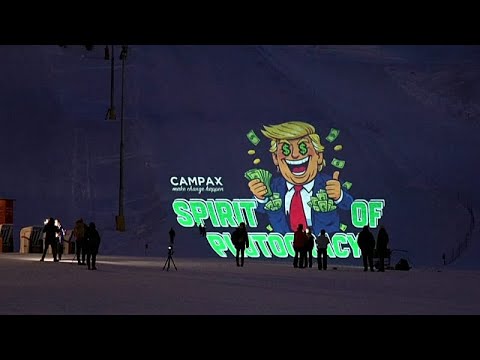 Trump a Davos: attivisti proiettano immagine satirica
