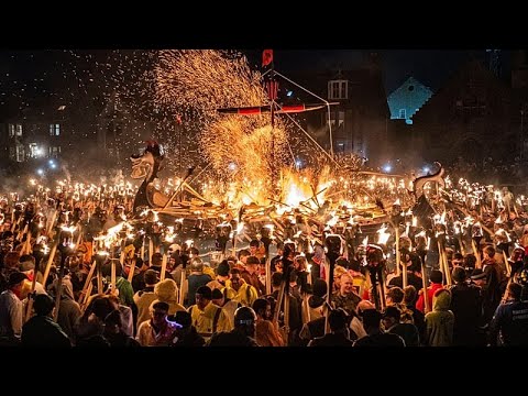Up Helly Aa, festival del fuoco vichingo: centinaia di portatori di fiaccole su un’isola scozzese
