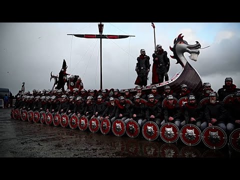 Up Helly Aa: vichinghi scozzesi sfilano per le strade