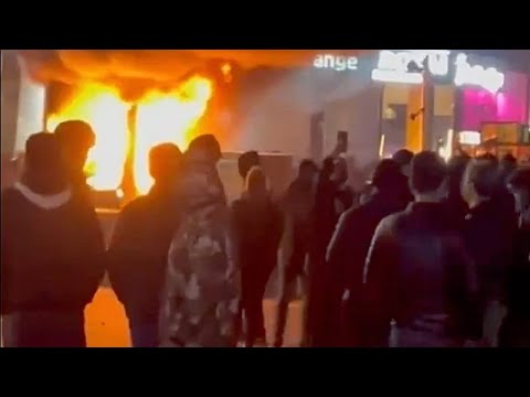 Video: edifici governativi in fiamme in Iran, proteste in corso