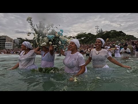 Brasile, migliaia a Rio onorano sulla spiaggia la dea del mare Yemanjá