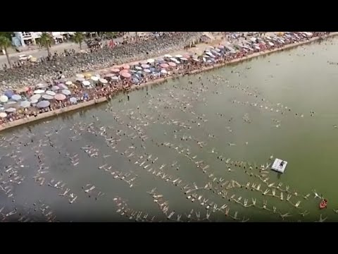 Nuotatori galleggiano in un lago argentino per un record mondiale