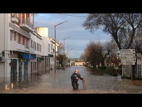 Portogallo, piogge torrenziali: alluvioni, evacuazioni e crollo di un’autostrada