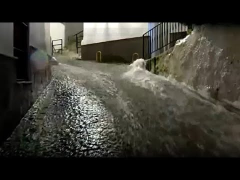 Violente colate d’acqua a Ubrique dopo le tempeste nella provincia spagnola di Cadice