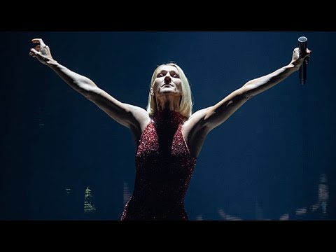 Parigi, la Torre Eiffel si illumina per il ritorno sul palco di Céline Dion