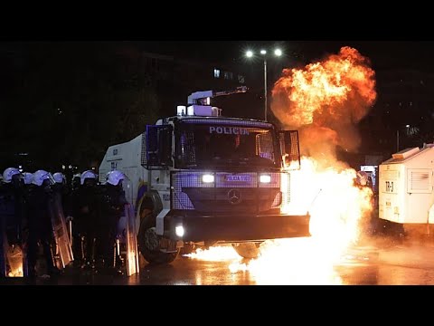 Scoppiano scontri a Tirana durante protesta dell’opposizione