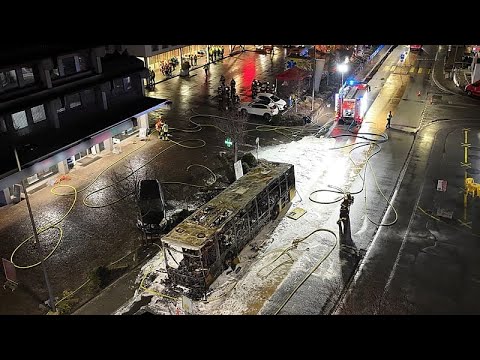 Svizzera occidentale, incendio mortale su autobus: i cittadini depongono fiori