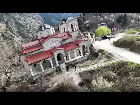 Turisti mettono alla prova l’equilibrio nella chiesa inclinata di Ropoto