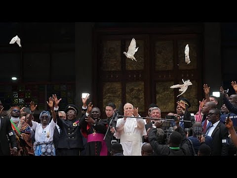 Camerun, folla alla visita di papa Leone XIV che invoca la pace