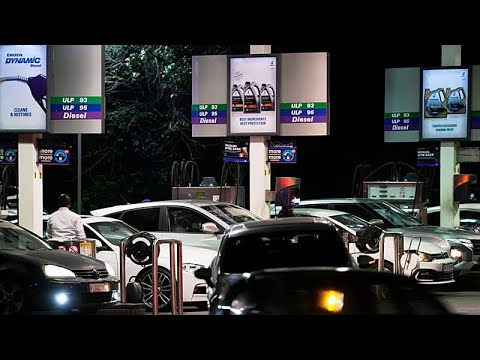 Carenza di carburante, lunghe code ai distributori a Johannesburg