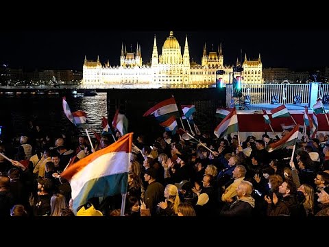 Elezioni in Ungheria: i sostenitori del partito di Peter Magyar festeggiano a Budapest