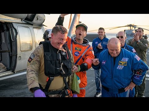 Il momento dell’ammaraggio della capsula Artemis II nel Pacifico