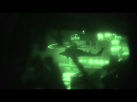 Il momento in cui la Marina Usa apre il fuoco e sequestra una nave cargo battente bandiera iraniana