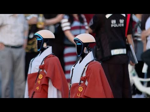 Corea del Sud: migliaia di persone guardano i monaci robot sfilare nelle vie storiche di Seul