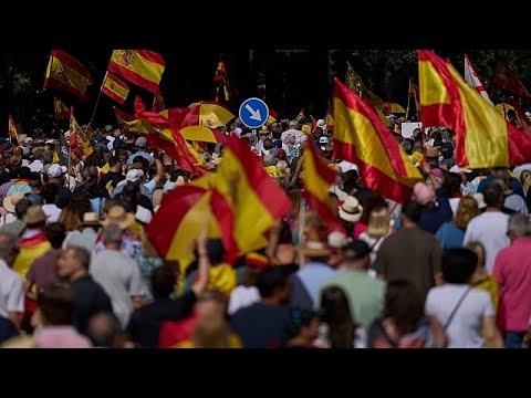 Madrid, migliaia in piazza chiedono le dimissioni del premier spagnolo Pedro Sánchez