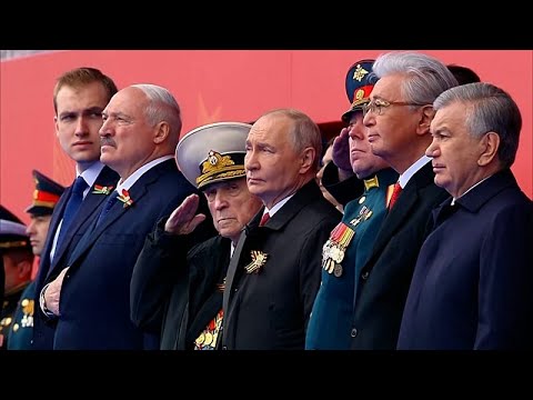 Video: Putin passa in rassegna la parata militare per il Giorno della Vittoria a Mosca