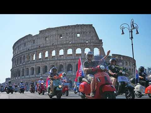 A Roma si celebrano gli 80 anni della Vespa