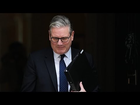 Il primo ministro inglese Keir Starmer annuncia le dimissioni
