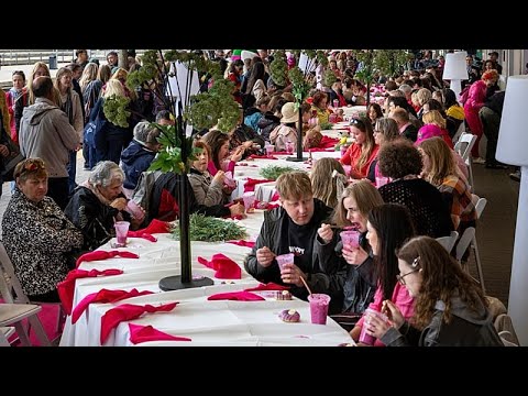 La Lituania si tinge di rosa per il grande festival della zuppa fredda