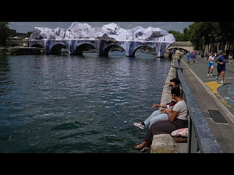 Parigi, Pont Neuf: folla per la gigantesca grotta-installazione di JR