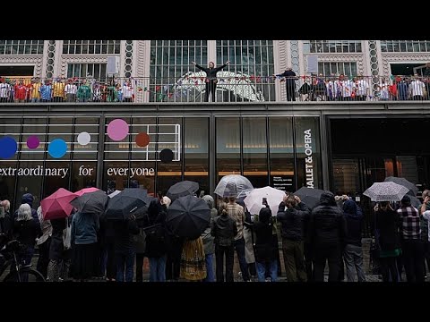 Regno Unito, il coro della Royal Opera celebra l’avvio dei Mondiali 2026 a Londra