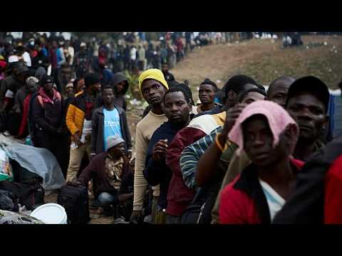 Sudafrica, migliaia di migranti in coda nei campi per il rimpatrio