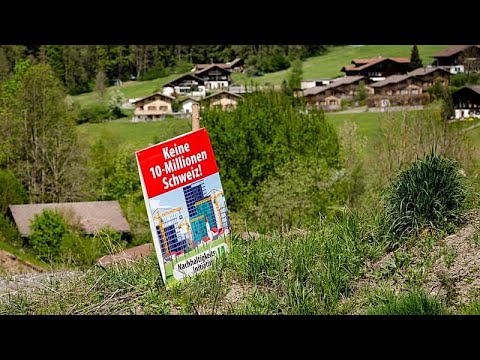 Svizzera, gli elettori bocciano tetto di 10 milioni che avrebbe limitato l’immigrazione